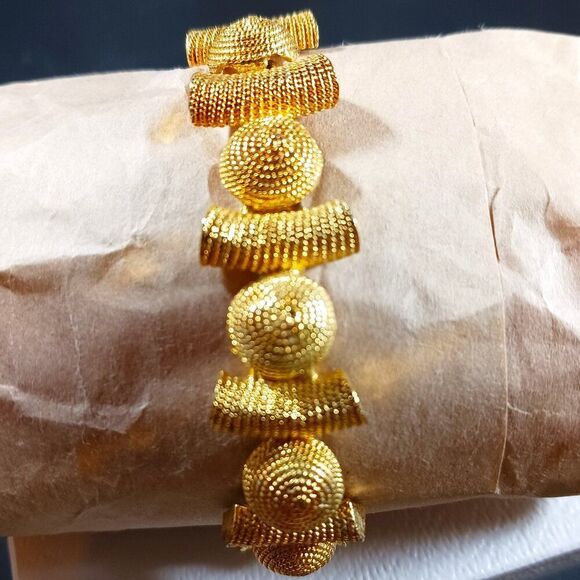 Vintage Jewelry Gold Tone Bracelet - Picture 2 of 9